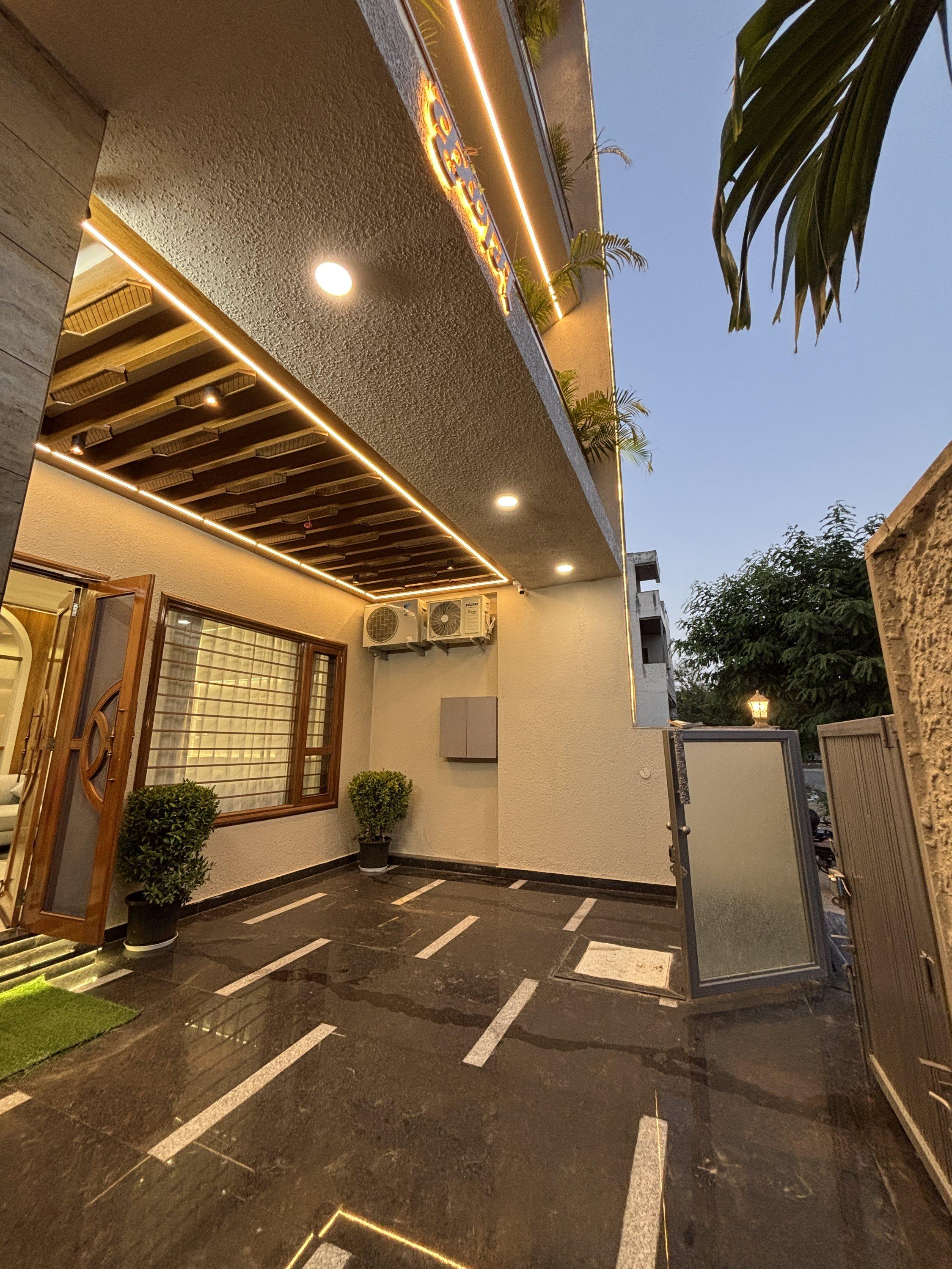Entrance porch with wooden ceiling and granite floor